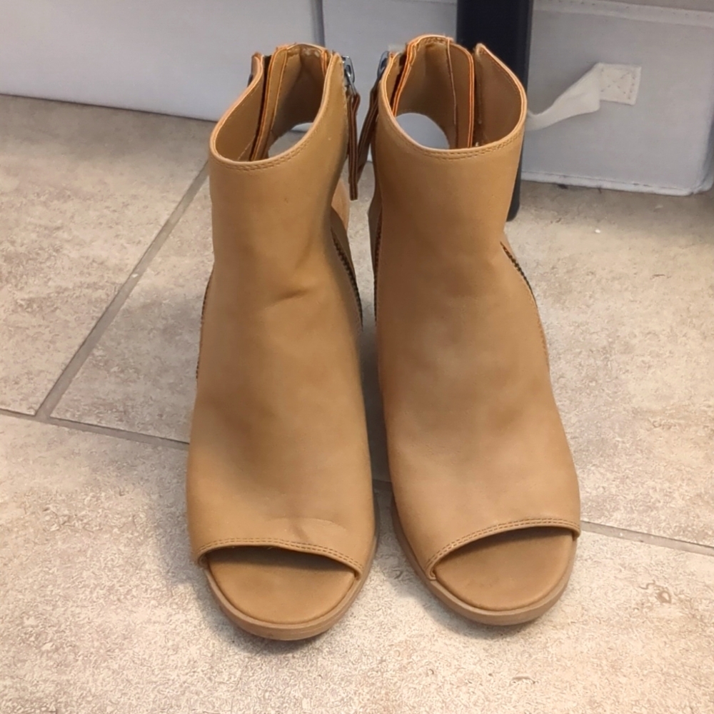 dv Open-toe, open-heel Faux Leather Booties